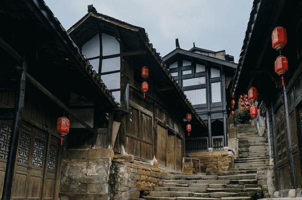逃离废弃的卡车场